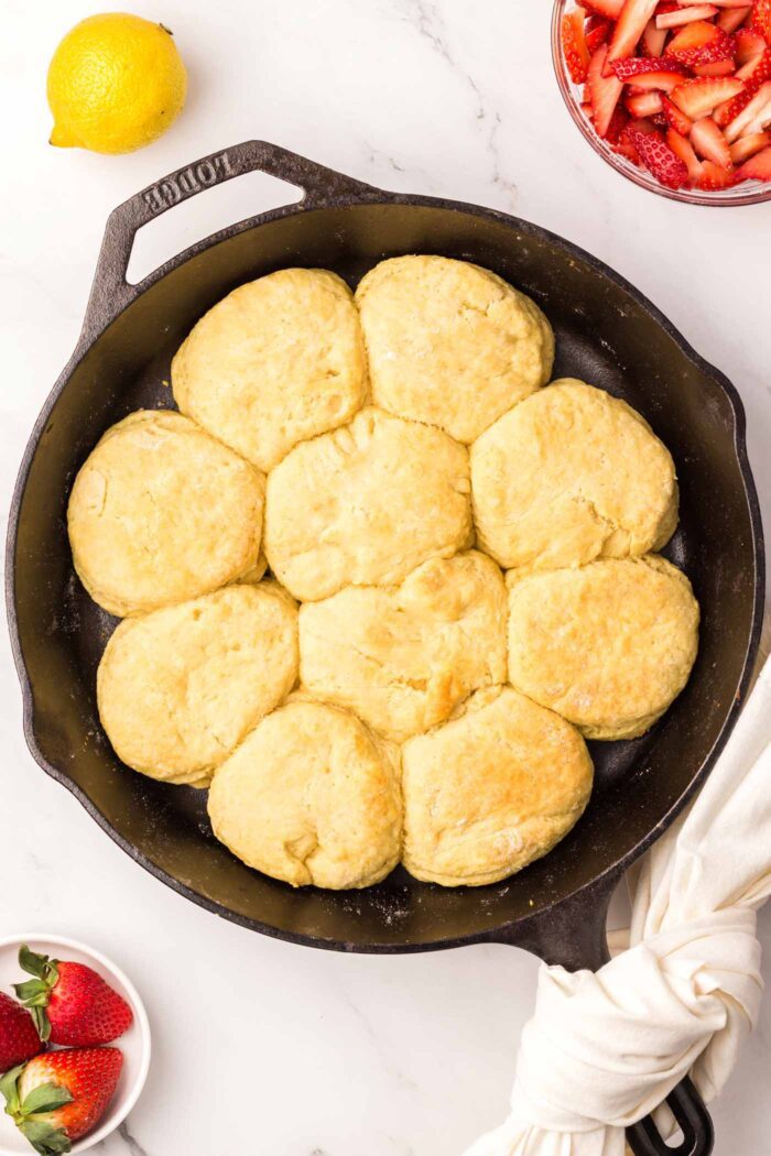10 baked biscuits packed into a cast iron skillet.